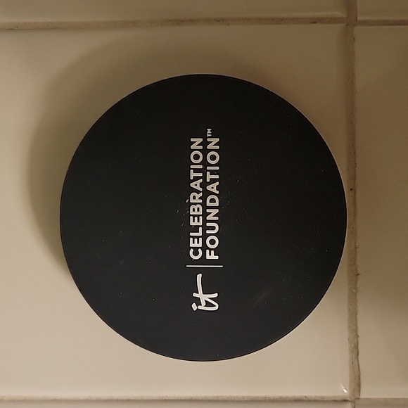 it Cosmetics Celebration Foundation - Picture 5 of 6